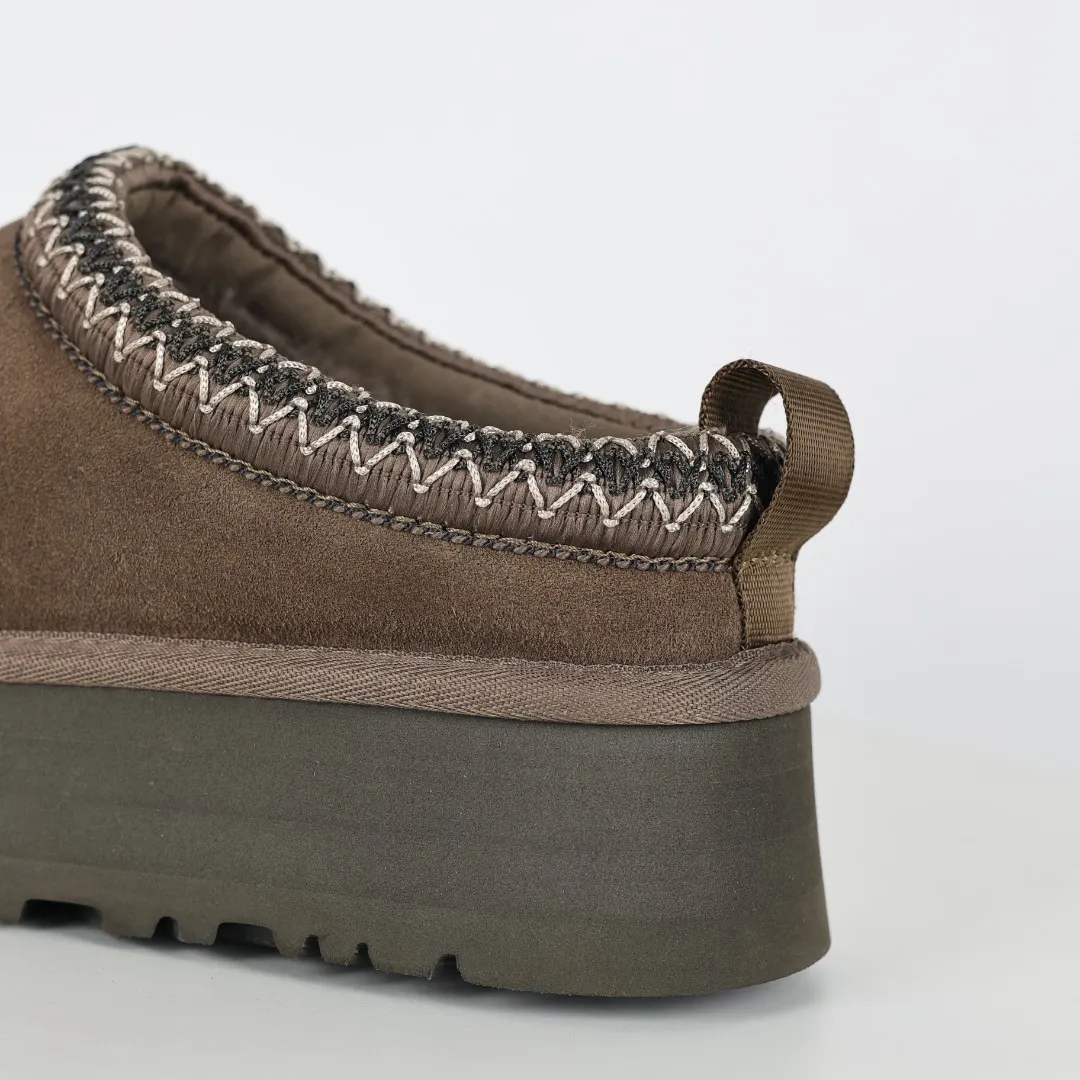 Pick up locally 💰540 The core product is good price UGG Tazz series walnut color half-flops Xiaohongshu hot model Henan Longfeng leather production Sheepskin integrated top quality in the market Waterproof upper material 2-3 cm cashmere insole to keep warm in winter and suitable for home use UUG has launched a style series in the new year, which is partially geared towards the preferences of young consumers and has also moved to the forefront of fashion trends. Shoe body material Water-repellent coated suede upper 17mm UGGPURE™ implanted wool insole Lightweight non-slip comfortable rubber outsole With brand LOGO Trademark Comes with full packaging Size: 35 36 37 38 39 40